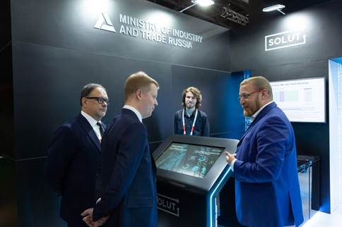 Александр Белоусов презентует систему SOLUT директору Департамента цифровых технологий Минпромторга России Владимиру Дождёву