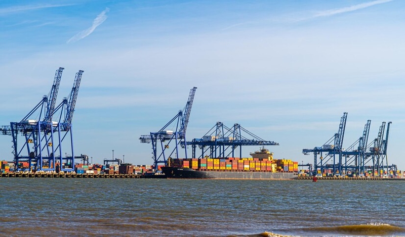 Файл:Felixstowe-container-port-panoramic-shots-showing-gantry-cranes-container-ship 1048944-23351826.jpg