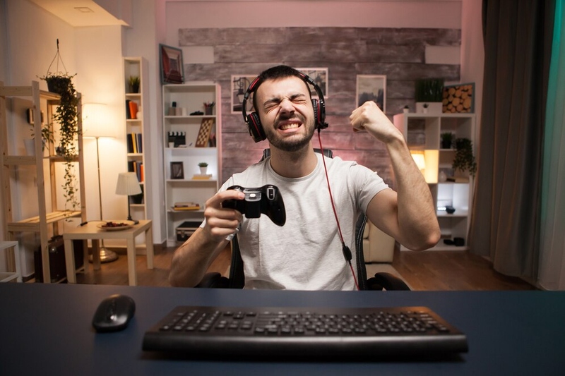 Файл:Pov-happy-young-man-celebrating-his-victory-online-shooter-game-using-wireless-controller 482257-17356.jpg